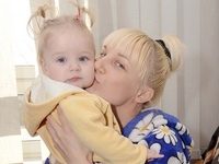 «Чтобы справиться с врожденным пороком сердца, врачи сделали небольшой прокол в бедре дочери и ввели устройство, закрывающее лишний сосуд»