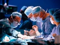 Столичные хирурги прооперировали 65-летнюю киевлянку через… сантиметровый разрез