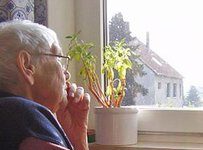 Від чого зимно літнім людям