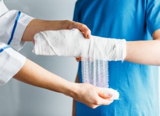 Травматичне пошкодження човноподібно-півмісячної зв’язки правої кисті, підвивих човноподібної кістки, асептичний некроз дистального епіфіза променевої та ліктьової кісток. Комбіновані контрактури променево-зап’ястного суглоба. Артроз суглобів зап’ястка. Клінічний випадок