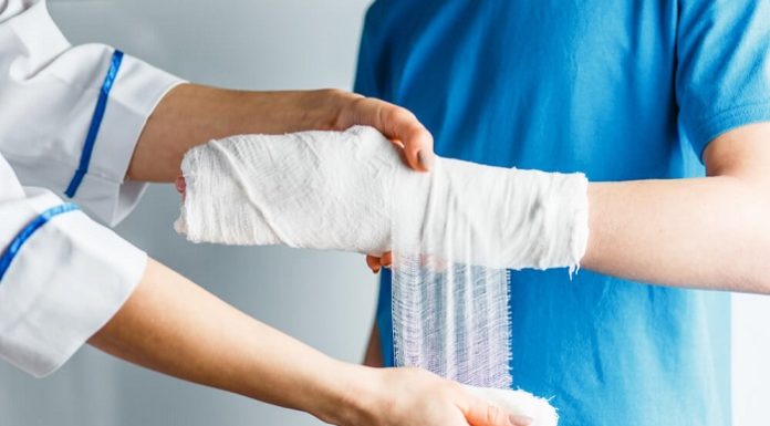 Травматичне пошкодження човноподібно-півмісячної зв’язки правої кисті, підвивих човноподібної кістки, асептичний некроз дистального епіфіза променевої та ліктьової кісток. Комбіновані контрактури променево-зап’ястного суглоба. Артроз суглобів зап’ястка. Клінічний випадок