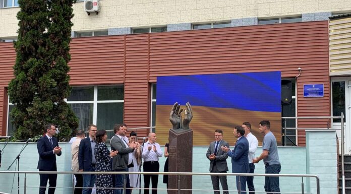 Відкриття меморіалу “Медичним працівникам, які пожертвували своїм життям у боротьбі з пандемією COVID-19 в Україні”