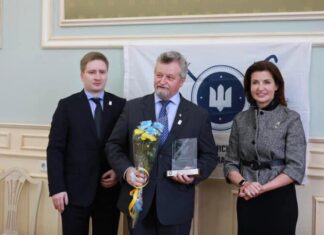 Тримав кулі у руці: медик розповів про події 2014 року під час нагородження у столичній мерії