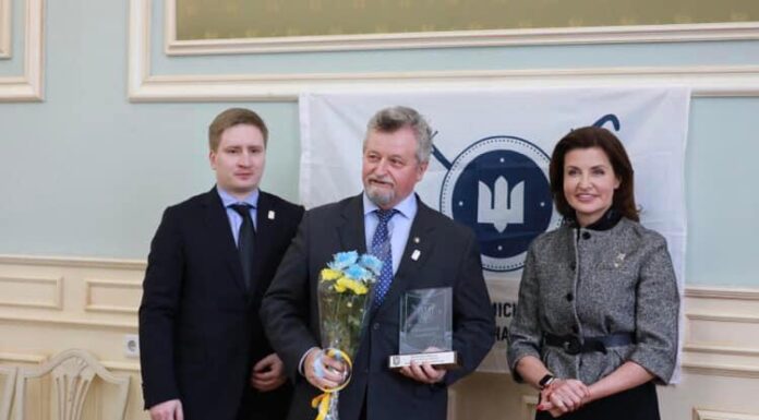 Тримав кулі у руці: медик розповів про події 2014 року під час нагородження у столичній мерії