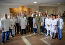 У Національному інституті хірургії та трансплантології імені Шалімова Глава держави поспілкувався з медиками та українськими воїнами, які проходять там лікування