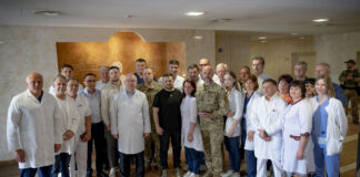 У Національному інституті хірургії та трансплантології імені Шалімова Глава держави поспілкувався з медиками та українськими воїнами, які проходять там лікування