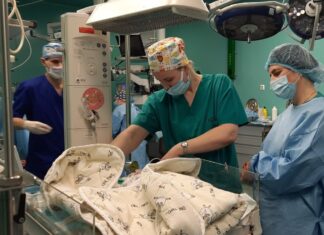 Команда хірургів інституту Амосова та ІПАГ успішно прооперувала вагітну з надтяжкою патологією серця