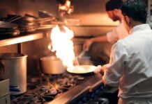 Праця на кухні, як біля мартенівської печі