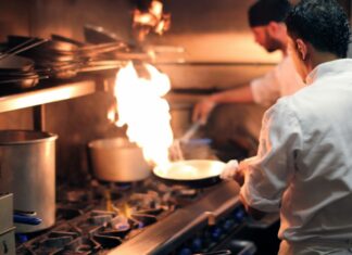 Праця на кухні, як біля мартенівської печі