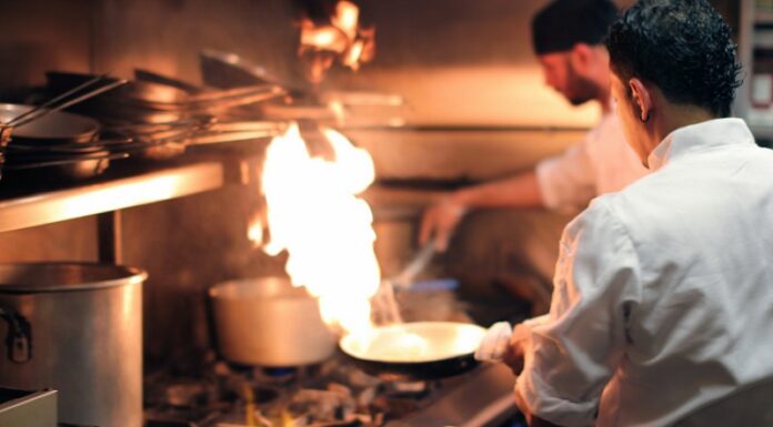 Праця на кухні, як біля мартенівської печі