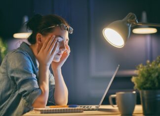 Чи можна користуватися комп’ютером/ноутбуком у темряві