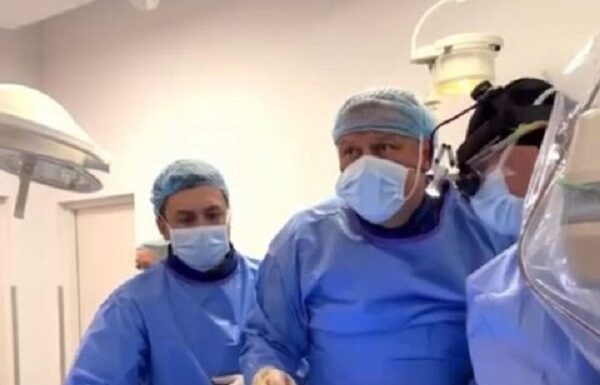 Вперше в Україні! Імплантували протез ультранизького профілю і врятували життя пацієнта з аневризмою черевної аорти