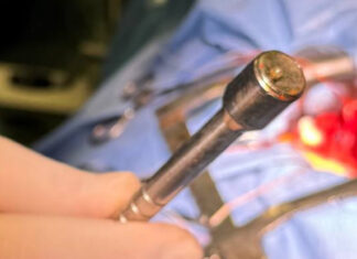 Металевий уламок, який застряг у перикарді правого шлуночка, ледь не забрав життя військового